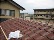 東日本大震災で被災した家屋の屋根の状況